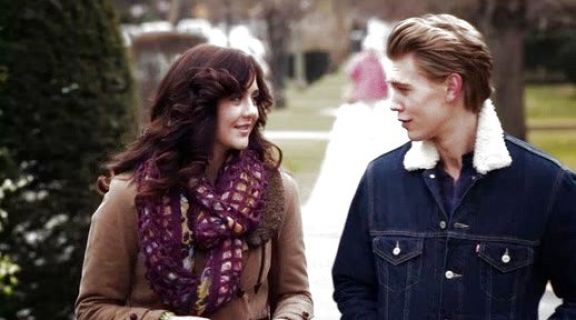 Maggie Landers's Pins and Needles Floral Crochet Eternity Scarf on The Carrie Diaries