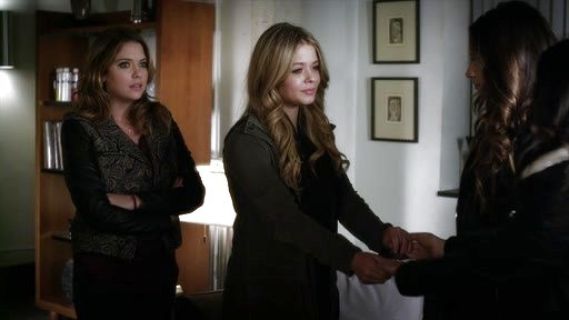 Melissa Hastings's Twill Utility Jacket on Pretty Little Liars