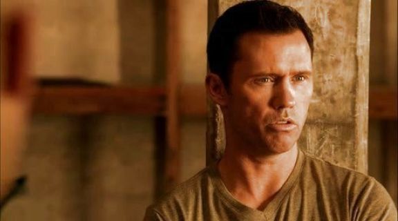 Michael Westen's Gray Vneck Tee on Burn Notice