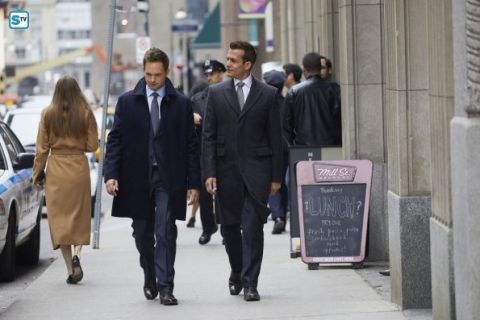 Mike Ross's Wool Three-Button Coat on Suits