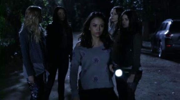 Mona Vanderwaal's Long-Sleeve Scoop-Neck Floral-Print Sweater on Pretty Little Liars