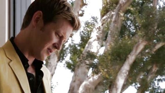 Nolan Ross's yellow blazer on Revenge