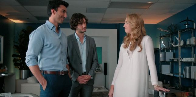 Petra Solano's Allie Long-Sleeve Crepe Shift Dress, White on Jane the Virgin