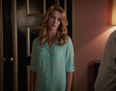 Petra Solano's The Convertible Sleeve Portofino Shirt on Jane the Virgin