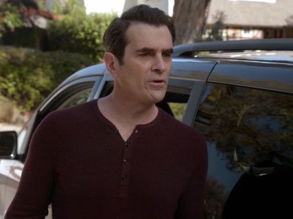 Phil Dunphy's Maroon Ribbed Henley on Modern Family