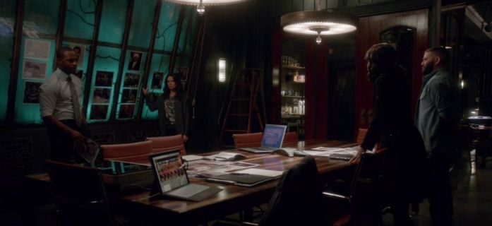 Quinn Perkins's Wool-Cashmere Cardigan on Scandal