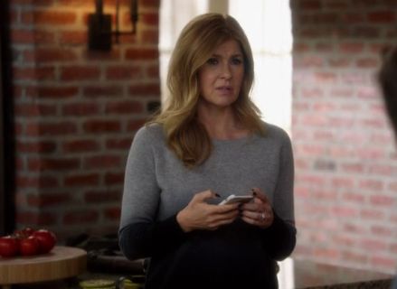 Rayna Jaymes's Raglan Dip Dye Sweater on Nashville