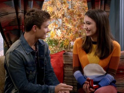 Riley Matthews' Sunset Sweater on Girl Meets World