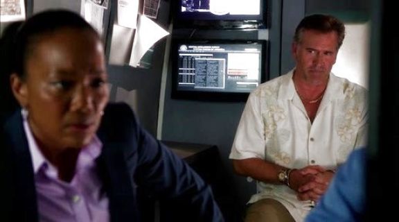 Sam Axe's Black Round Sports Watch on Burn Notice
