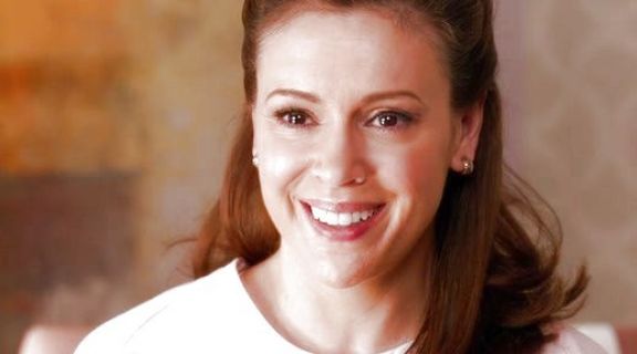 Savi Davis's Bedeg 18K Yellow Gold Small Wide Hoop Earrings on Mistresses