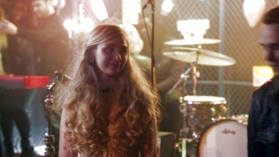 Scarlett O'connor's Kyoto Cuff Thermal Top on Nashville