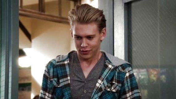 Sebastian Kydd's Short Sleeve Henley T-Shirt on The Carrie Diaries