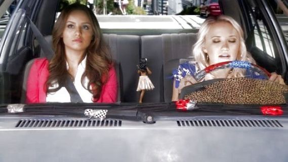 Sofia Rodriguez's Crepe Woven Blazer on Young & Hungry