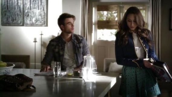 Spencer Hastings's Bird Print Pleated Skirt on Pretty Little Liars