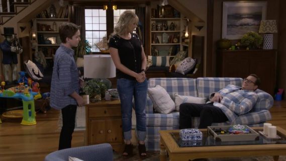 Stephanie Tanner's Blue Muse Crop Jeans on Fuller House