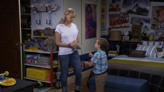 Stephanie Tanner's Twisted Knot Slub Tee on Fuller House