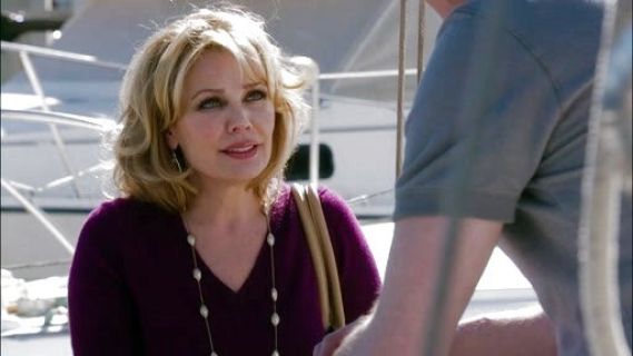 Stevie Grayson's Cashmere V-Neck Sweater on Revenge