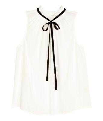  Sleeveless Blouse with Lace Collar