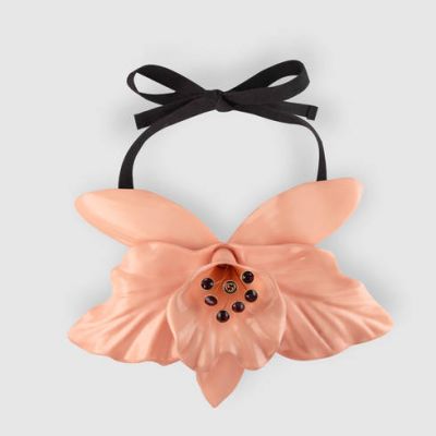 Flower necklace in colored resin