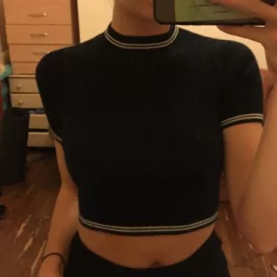 Brandy Melville - Navy and White Ribbed Knitted Crop Top