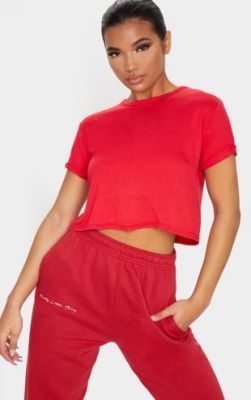 PrettyLittleThing - Basic Red T-Shirt with Rolled Sleeves