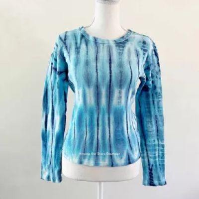 Vin­tage 90s - Blue Tie Dye Long Sleeve Top