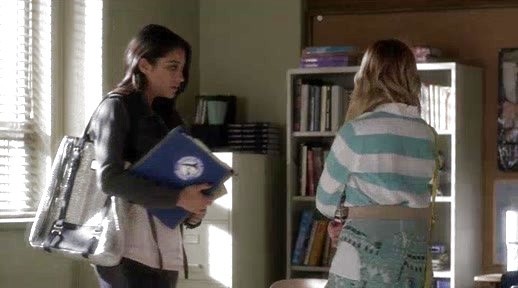 Emily Fields's Sheenn Zip Medium Tote on Pretty Little Liars