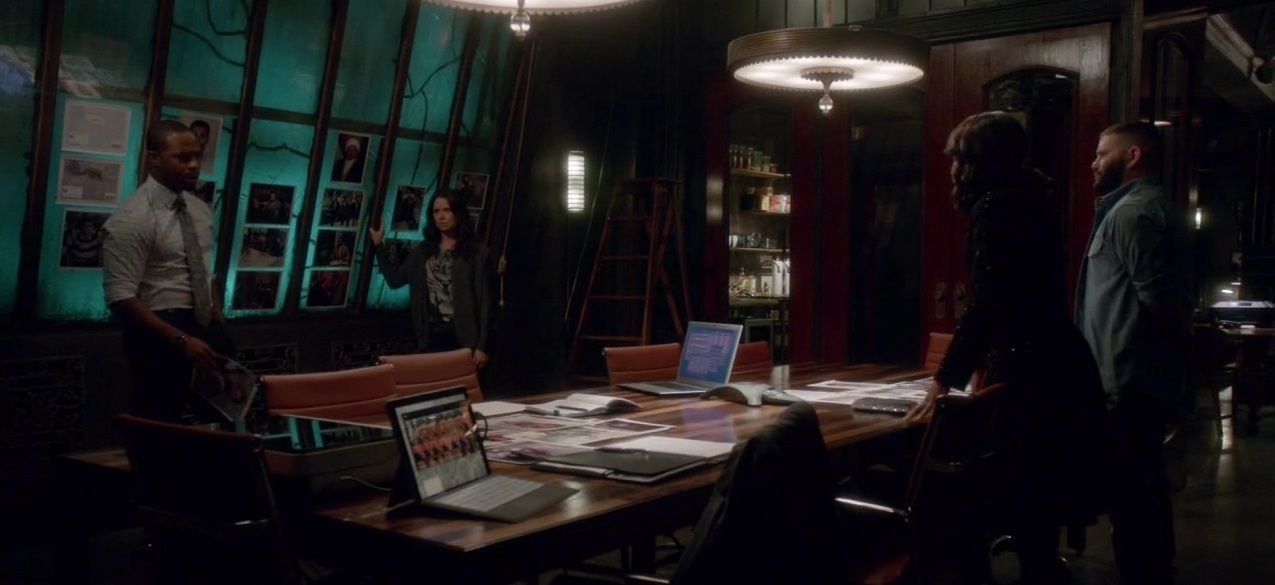 Quinn Perkins's Wool-Cashmere Cardigan on Scandal