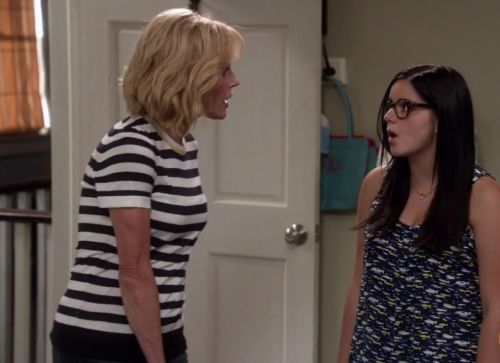 Alex Dunphy's Kaira Printed Sleeveless Silk Top on Modern Family