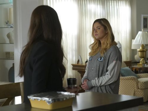 Alison DiLaurentis' Cat Sweatshirt on Pretty Little Liars