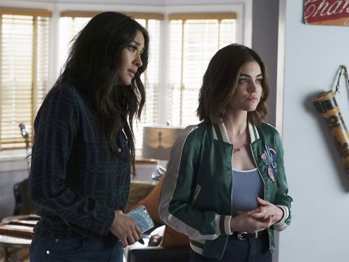 Emily Fields' Plaid Pocket Shirt on Pretty Little Liars