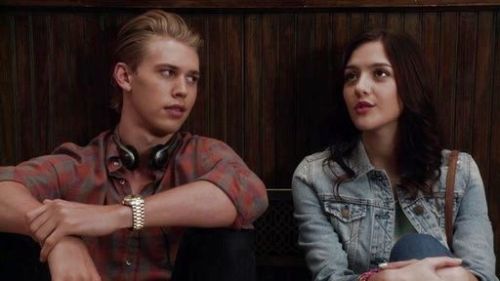 Maggie Landers's High-Rise Seamed Jean in Chalk Wash on The Carrie Diaries