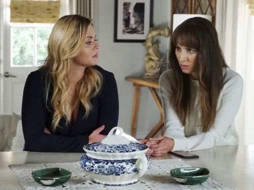 Spencer Hastings' White Sweater on Pretty Little Liars