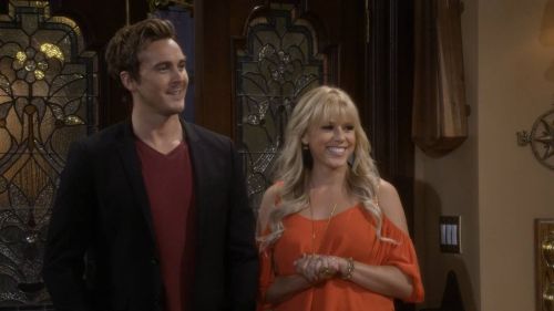 Stephanie Tanner's Chiffon Cold Shoulder Top on Fuller House