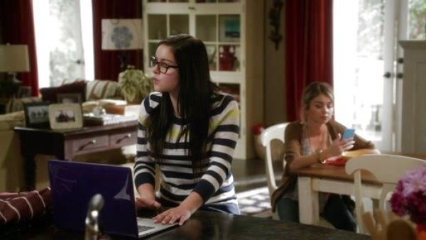 Alex Dunphy's Three Quarter Sleeve Sweater on Modern Family