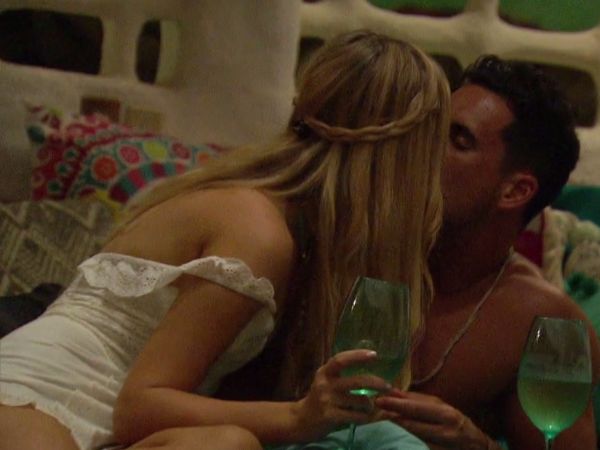 Amanda Stanton's White Eyelet Romper on Bachelor in Paradise