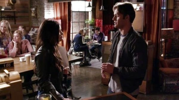 Aria Montgomery's Chain Necklace on Pretty Little Liars