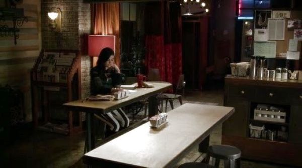 Aria Montgomery's City Life Cropped Sweater on Pretty Little Liars