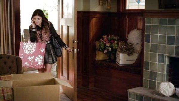 Aria Montgomery's Juna Shoulder Bag on Pretty Little Liars