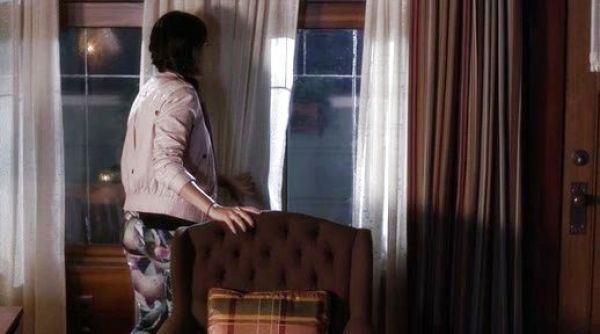 Aria Montgomery's Mid Rise 620 Super Skinny Jeans in Hydrangea Print on Pretty Little Liars