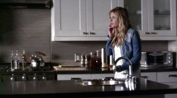 Aria Montgomery's Two-Tone Denim Collarless Moto Jacket on Pretty Little Liars