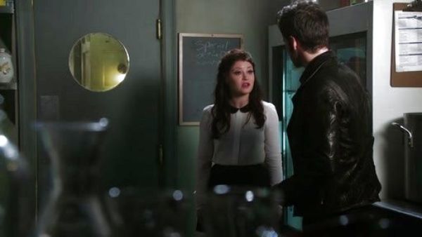 Belle 's SHIRT WITH CONTRASTING COLLAR on Once Upon A Time 