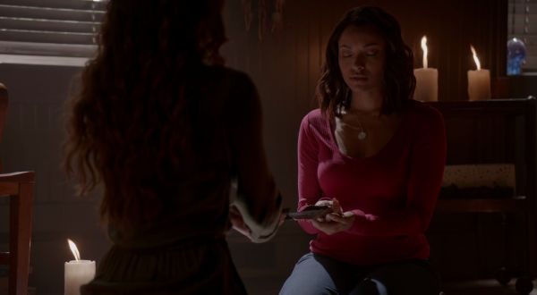 Bonnie Bennett's V-Neck Ribbed Top on The Vampire Diaries