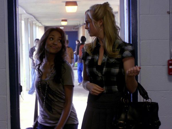 Bonnie Bennett's Watercolor Feathers V-Neck Tee on The Vampire Diaries