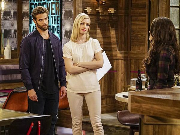 Caroline Channing's Bakeeve Summer Short-Sleeve Silk Top on 2 Broke Girls