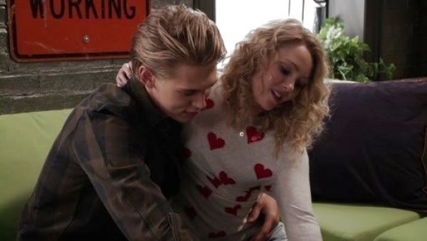 Carrie Bradshaw's 1969 Destructed Print Always Skinny Skimmer Jeans on The Carrie Diaries