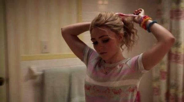 Carrie Bradshaw's BDG Graphic Crewneck Tee in Horse Print on The Carrie Diaries