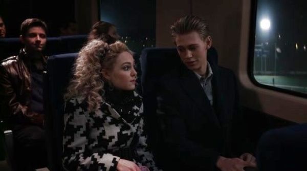 Carrie Bradshaw's Carso Houndstooth Belted Coat on The Carrie Diaries