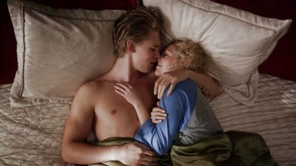 Carrie Bradshaw's Eco Heather Raglan Shirt in Eco True Royal on The Carrie Diaries