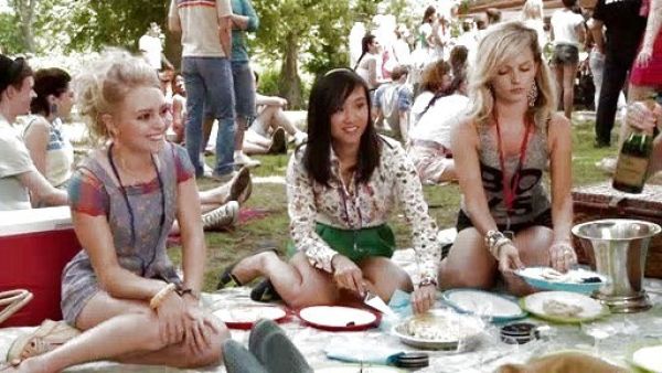 Carrie Bradshaw's Floral Chambray Romper on The Carrie Diaries